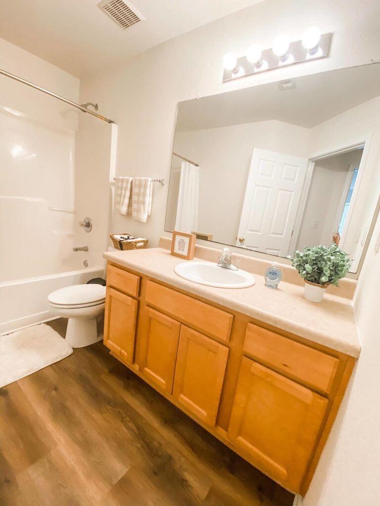 YACHT CLUB OAKS - Residential Lease