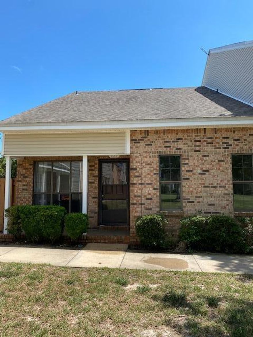Adorable 3 bedroom 2 bath townhome , minutes from Eglin, Hurlburt  and the beach! The air conditioner is new ( in the last 2 years) and new vinyl plank flooring in the living room , new frig in the kitchen and beautiful new granite  in the bath rooms. There is a lot of storage and even a bonus room ( 6 X 23 ) !There is a great community pool. Pets are allowed!