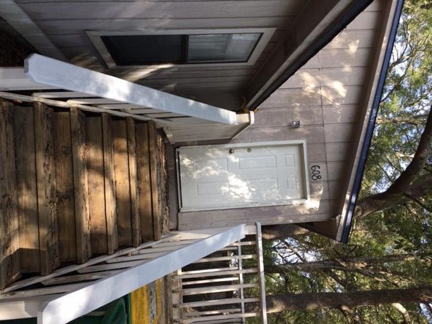 Nice unit in the heart of Niceville, fresh paint, all tile with carpet in bedrooms. washer/dryer hook ups, small yard, sorry no pets allowed and no smoking!