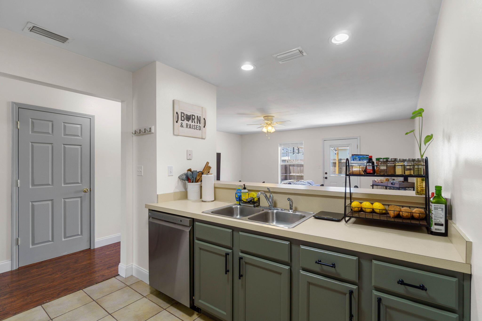 HOUSTON MANOR - Residential Lease