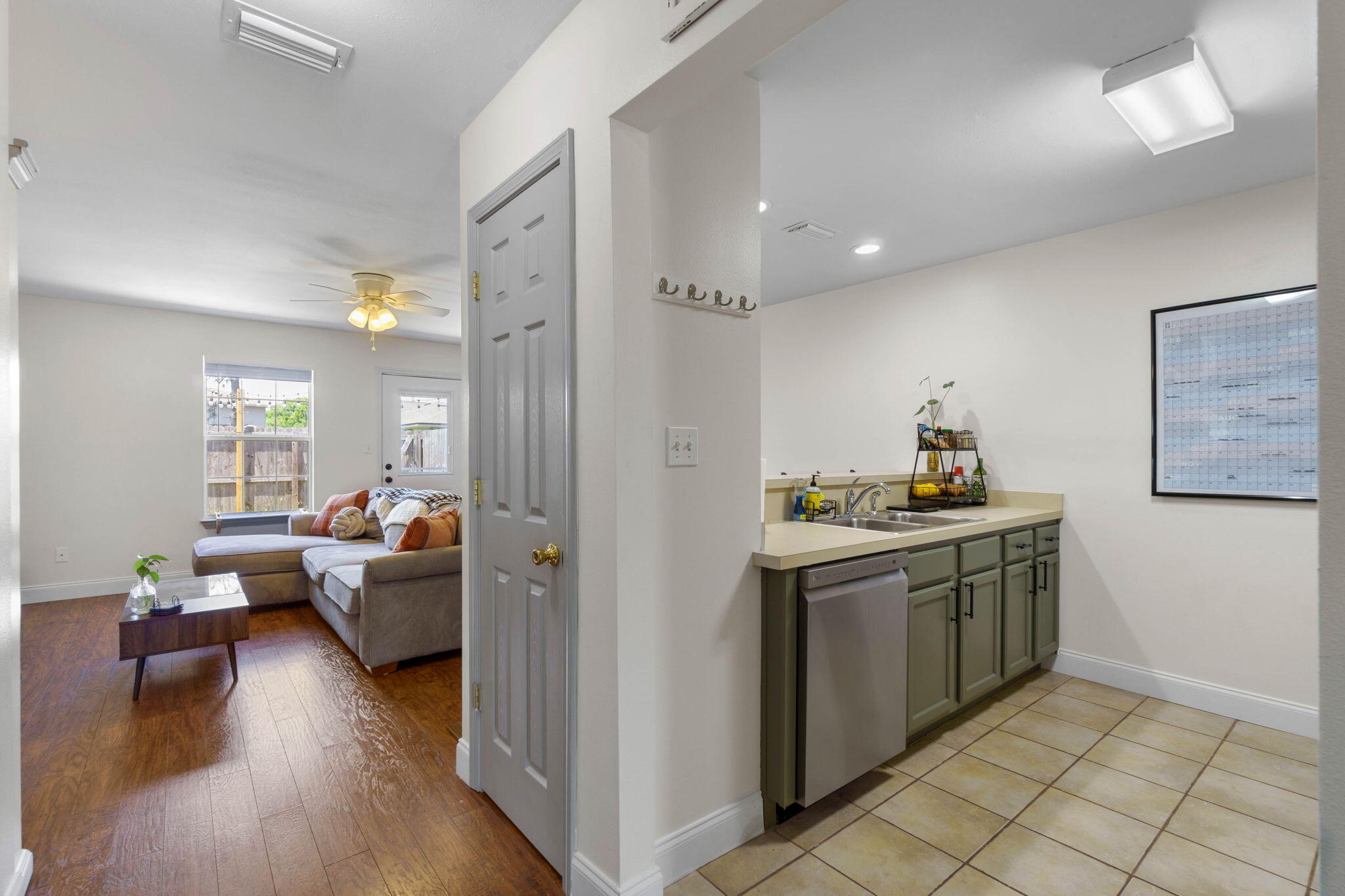 HOUSTON MANOR - Residential Lease