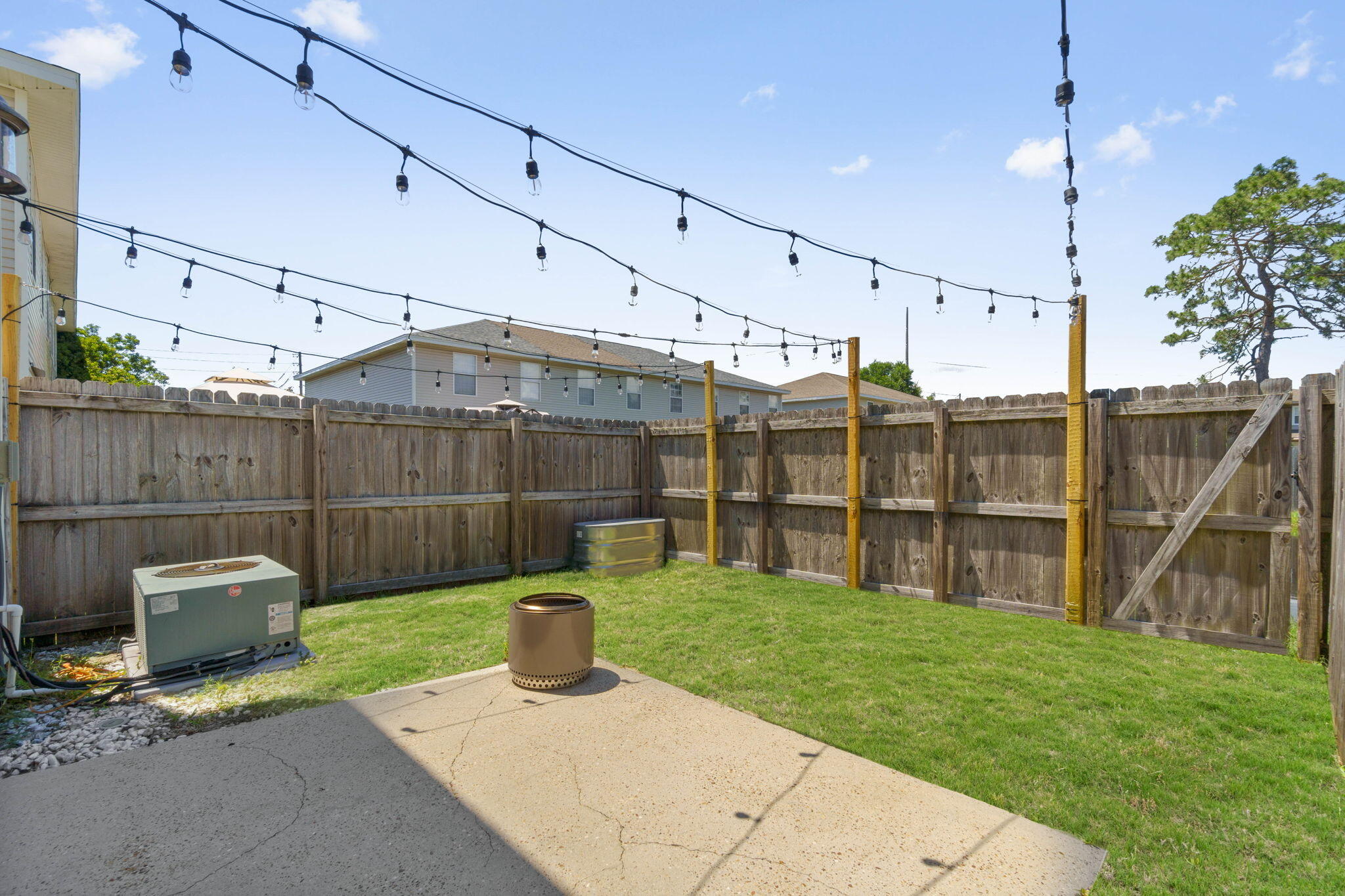 HOUSTON MANOR - Residential Lease