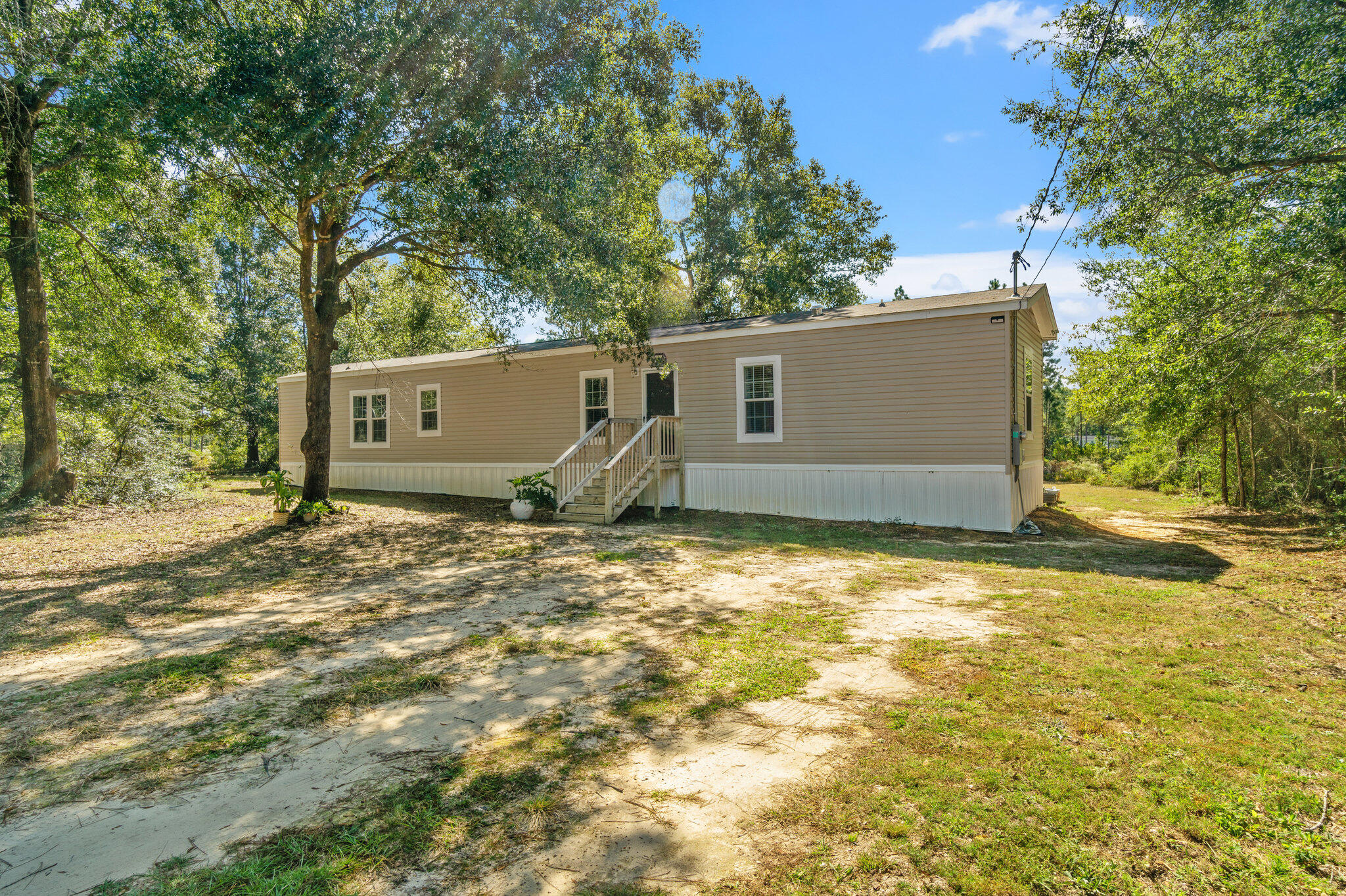 You absolutely cannot beat this nearly new mobile home on over an acre at this price! This home has all the extras you could possible want. Complete with an oversized kitchen AND a split floor plan, this home has a very functional layout and comes with plenty of land for you to enjoy. Don't miss out on this one!