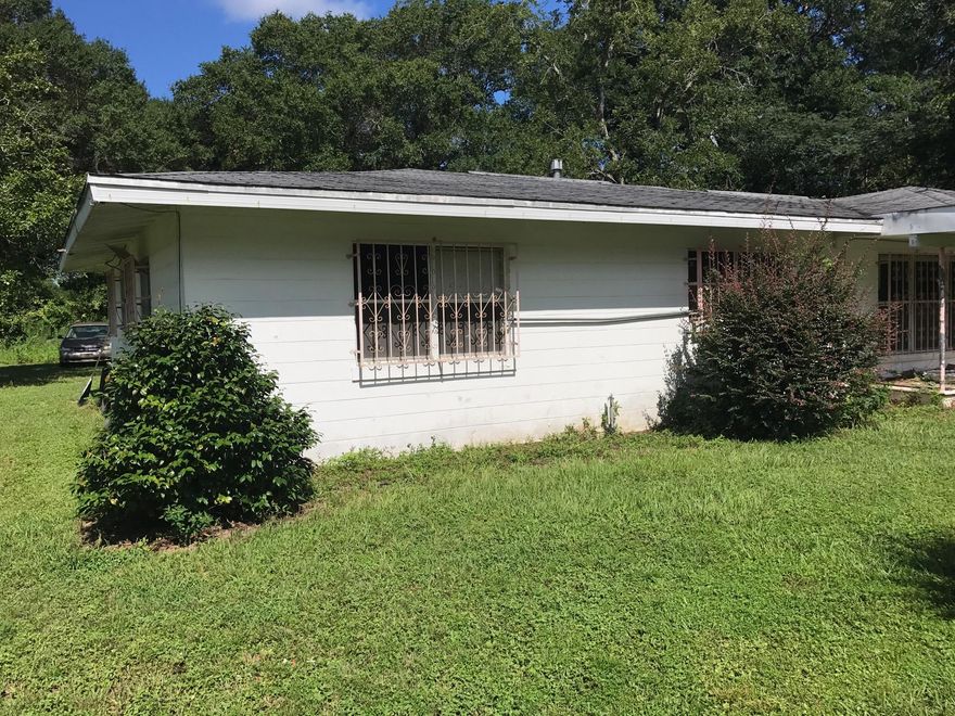 3 bedroom, 2 bath home on the North end of town. Central location. Large flat lot. City sewer! Chain link fence around lot. Wide street and Alley access. Great investment home. Buy this one today! A/C unit is modern. Solid block construction.
