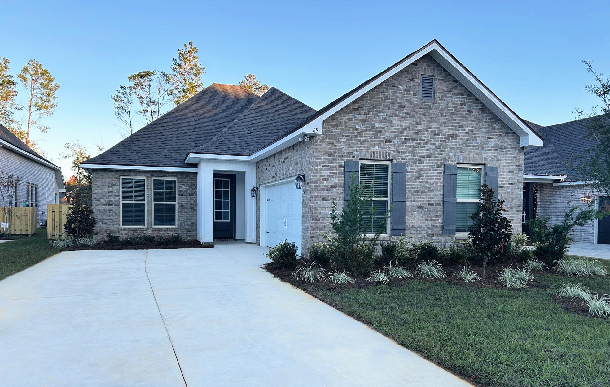 Awesome builder rate, FREE window blinds + choice of 2 FREE: front gutters, fridge, OR smart home package. Restrictions apply.The MANET II H in Splendor at Hammock Bay community offers a 3BR, 2BA, open design. Upgrades added (list attached). Features: double vanity, garden tub, separate custom tiled shower, and 2 walk-in closets in mater bath, kitchen island, covered rear patio, crown molding, recessed lighting, smart connect Wi-Fi thermostat, smoke and carbon monoxide detectors, landscaping package, architectural 30-year shingles, flood lights, and more!Energy Efficient Features: water heater, kitchen appliance package with electric range, vinyl low E windows, and more! Energy Star Partner.