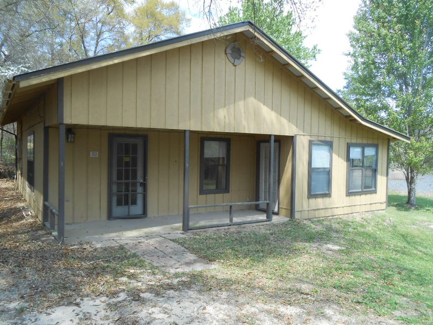 Great 2 bedroom 2 bathroom cabin in Defuniak Springs. This would be a perfect starter home, or great for the weekend get away. Secluded yet still convenient schools and shopping.