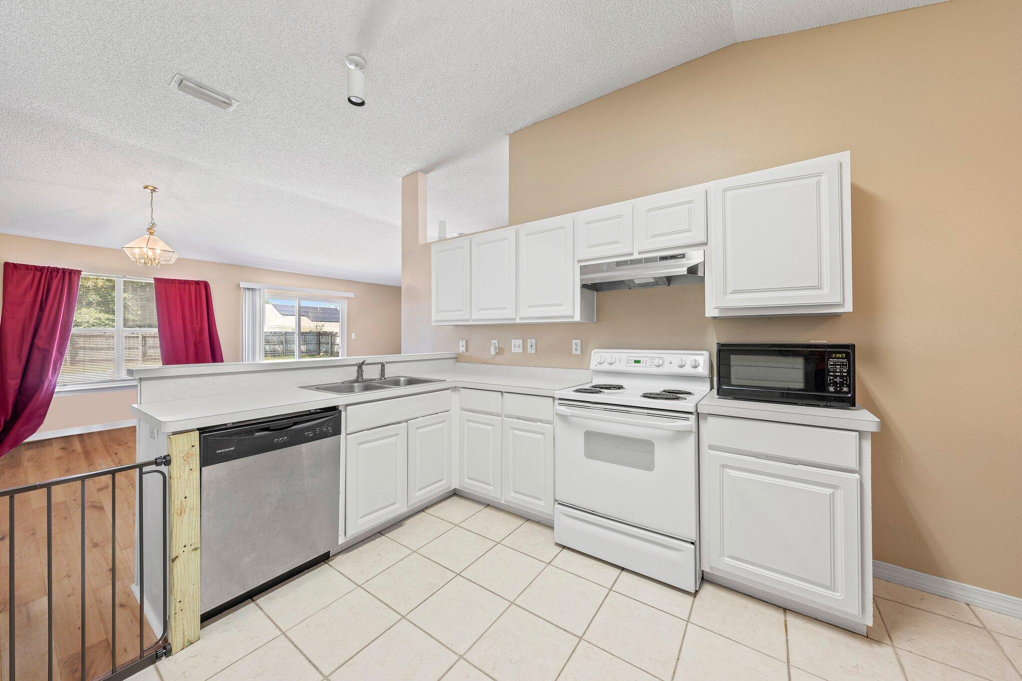 SUGAR CREEK S/D LOT 17 BLK B - Residential