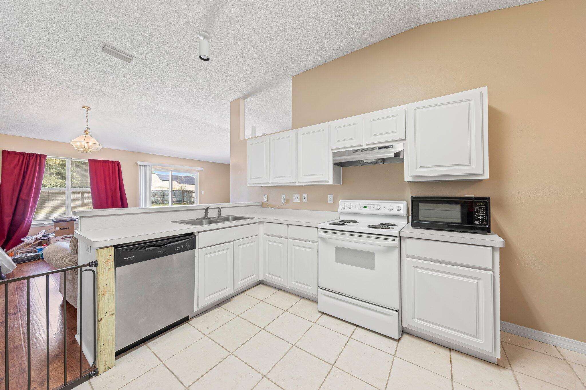 SUGAR CREEK S/D LOT 17 BLK B - Residential