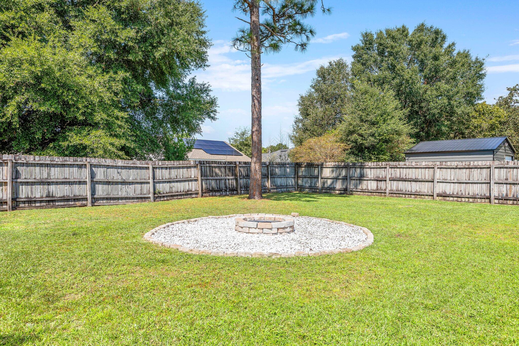 SUGAR CREEK S/D LOT 17 BLK B - Residential
