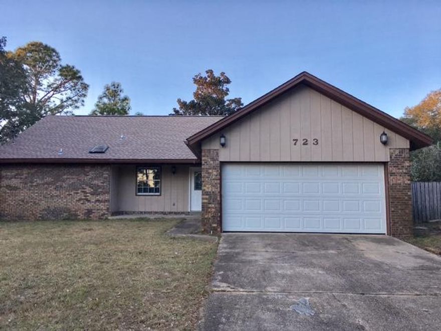 AVAIL: 1/12/18. FLEXIBLE SECURITY DEPOSIT = TO 1 MONTH'S RENT CAN BE BROKEN UP IN 2 MONTHLY INSTALLMENTS IF QUALIFIED. PETS ALLOWED UPON OWNER'S APPROVAL & W/ A $250-$500 NON-REFUNDABLE PET FEE. 3 BEDROOM + A LARGE UPSTAIRS BONUS ROOM COULD BE USED AS A 4TH BEDROOM. EVERYTHING ELSE IS DOWNSTAIRS. KITCHEN HAS STAINLESS STEELE APPLIANCES, GRANITE COUNTERTOPS, PANTRY & A BREAKFAST NOOK. LIVING ROOM W/ CATHEDRAL CEILINGS & WOOD BURNING FIREPLACE. FORMAL DINING ROOM OFF LIVING ROOM. MASTER SUITE HAS A WALK IN CLOSET. ALL ELECTRIC! 2 CAR GARAGE W/ AUTO OPENER. OPEN BACK PATIO & LARGE PRIVACY FENCED BACKYARD - GREAT FOR ENTERTAINING. NICE CUL-DE-SAC LOCATION IN A GREAT NEIGHBORHOOD. BRAND NEW ROOF! CALL TO SEE TODAY, THIS ONE WONT LAST LONG!