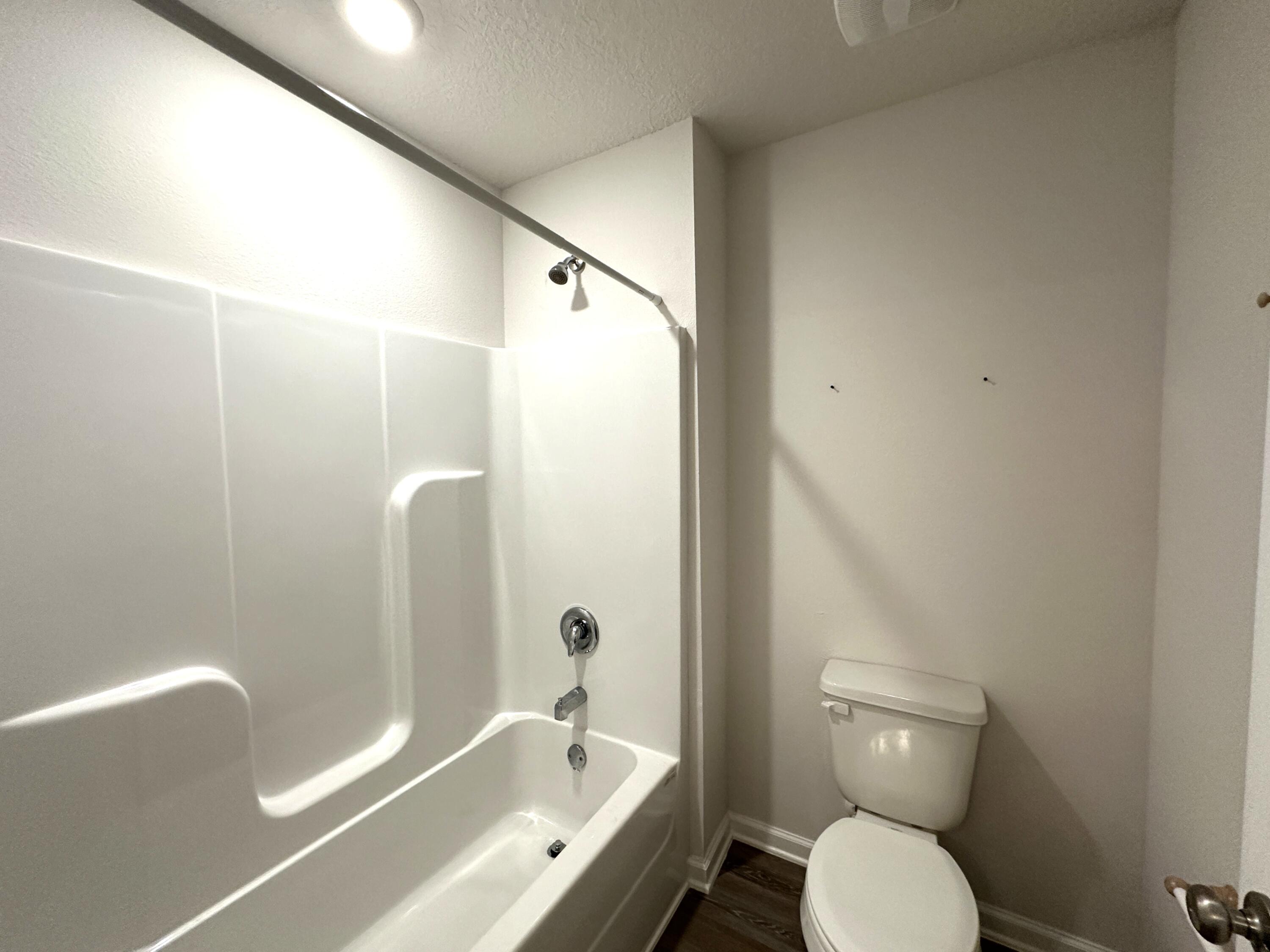 LAKERIDGE EST - Residential Lease