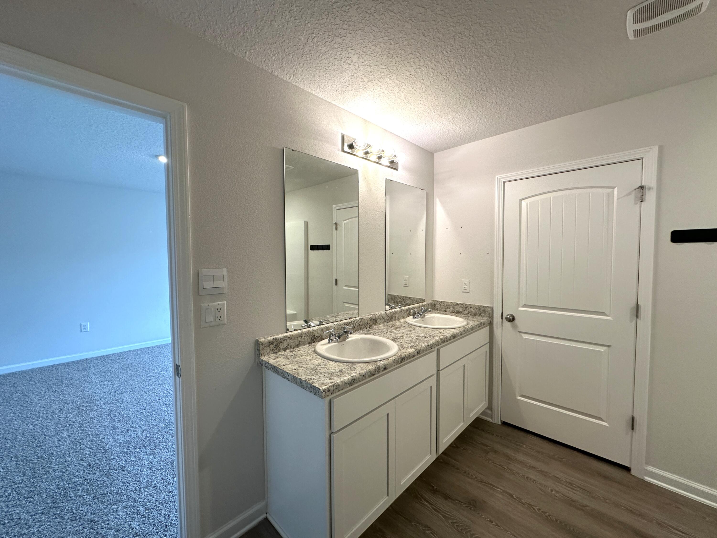 LAKERIDGE EST - Residential Lease