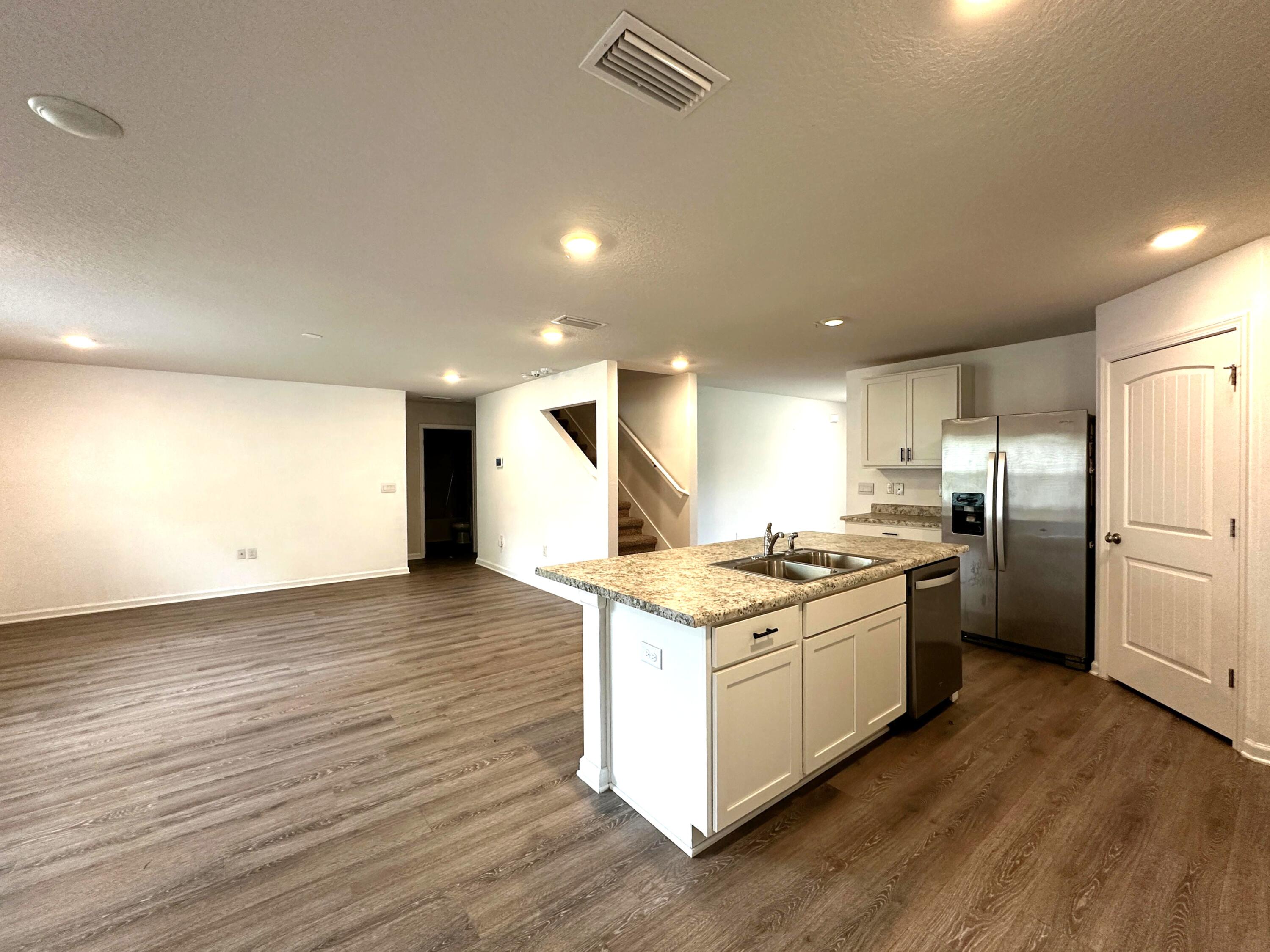 LAKERIDGE EST - Residential Lease