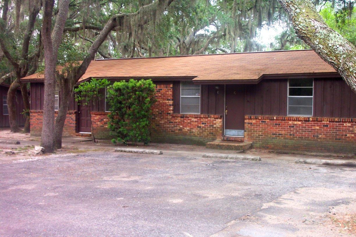 2 bedroom, 1 bath, single story duplex. Kitchen has been updated. 2 separate living areas. Sorry, pets not negotiable.