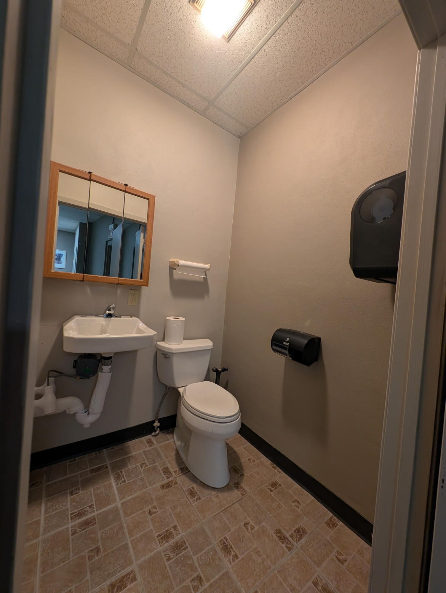 Main image without alt text