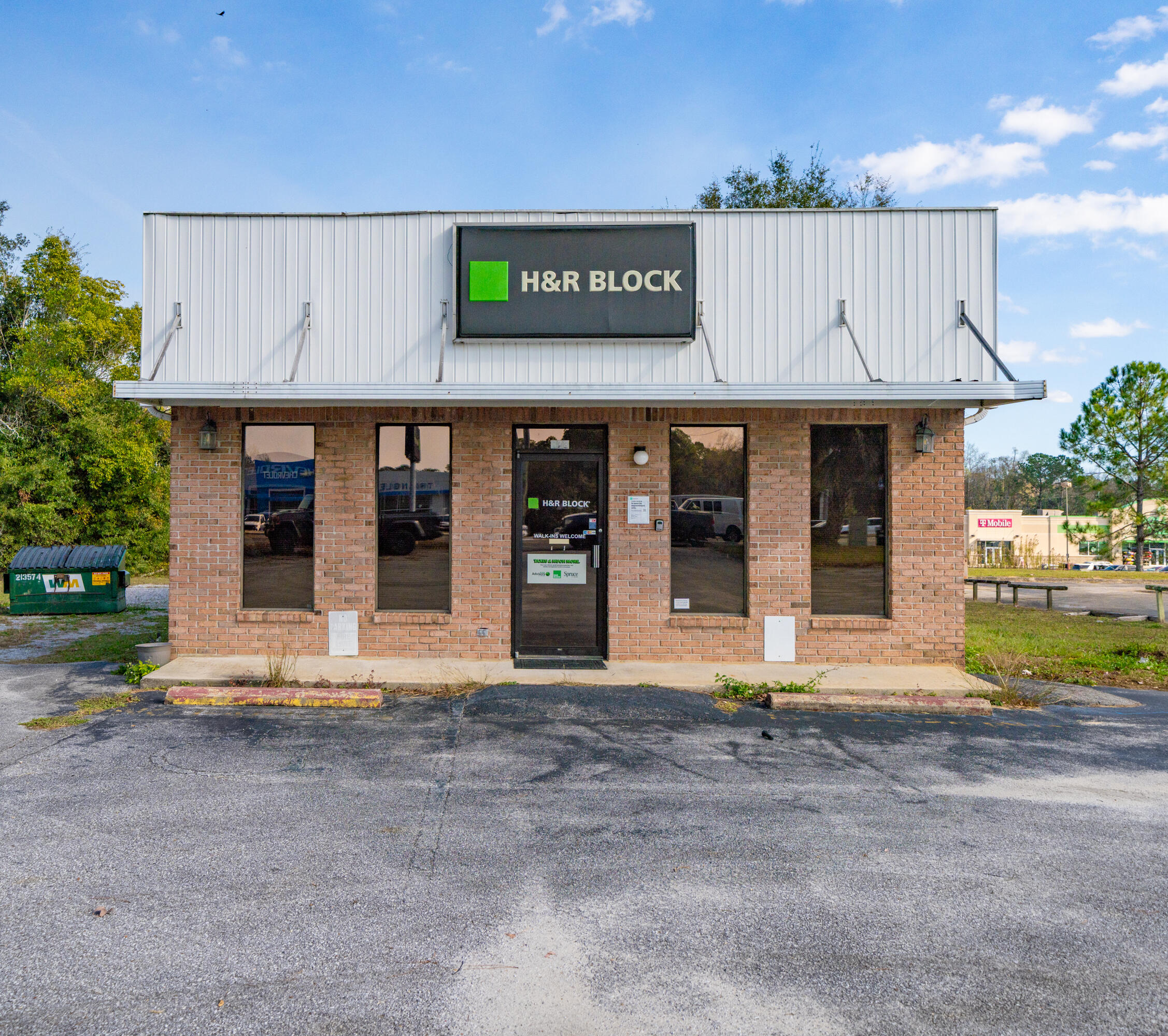 Main image without alt text