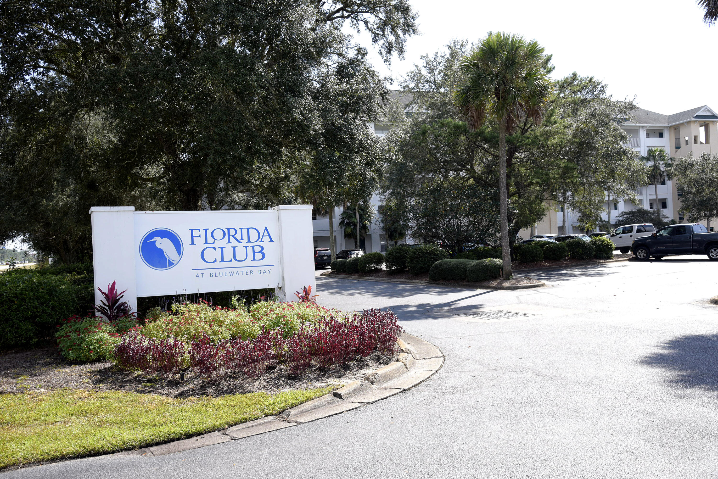 1 bedroom, 1 bathroom desirable ground floor unit with an abundance of parking! Convenient location to MidBay Bridge, EOD school and Eglin AFB. Unit features large master bedroom and equipped kitchen with stove, refrigerator, dishwasher & built in microwave. This unit also comes with a washer & dryer! Florida Club amenities include clubhouse, fitness center and community pool. Call us today to schedule your showing!