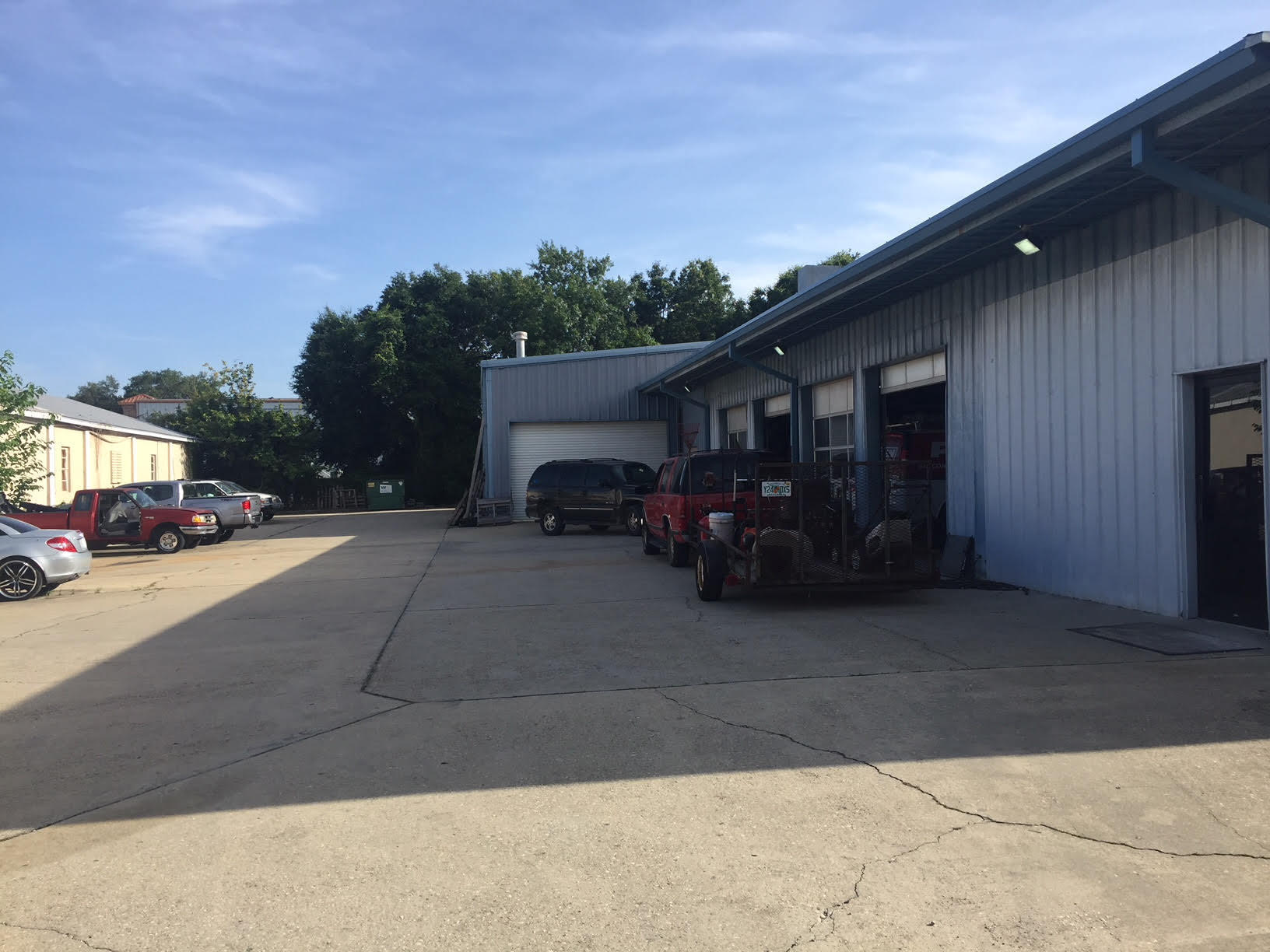 Main image without alt text