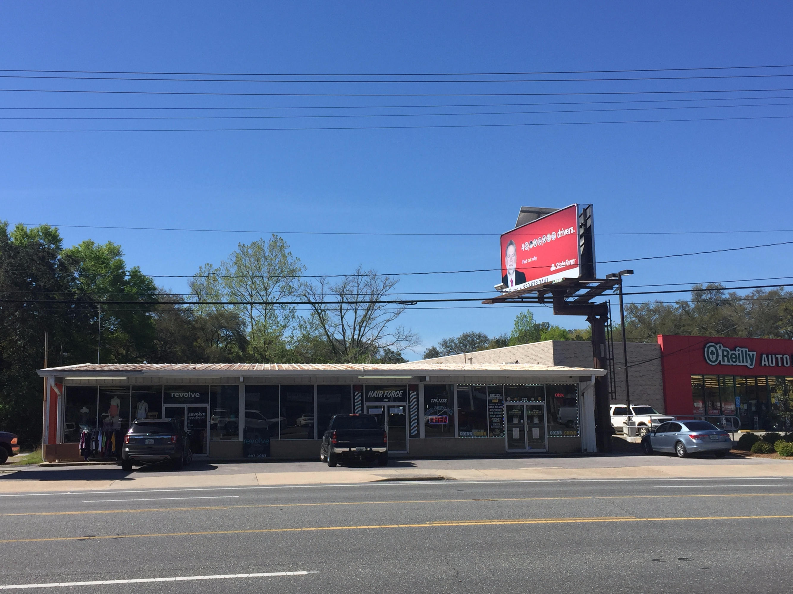 Investment opportunity. This Niceville Retail location is in town center. Currently there are three spaces. Two are currently leased and the third is available to lease. There is also a bill board lease for added income on this property. There is also a 22 X 42 storage building on back side of property.