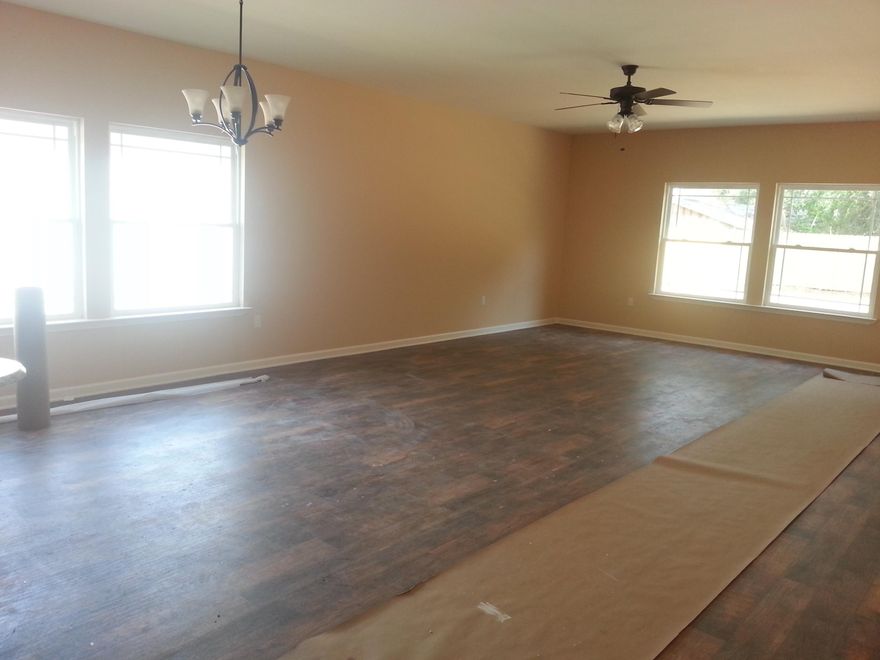 Beautiful new construction available in the heart of Niceville! Three homes going up all together. Some interior features will include: tile flooring, granite countertops, stainless steel appliances, large walk-in pantry, trey ceiling in the Master bedroom. Exquisite attention to detail! PICTURE IS OF SIMILAR HOME BUILT.