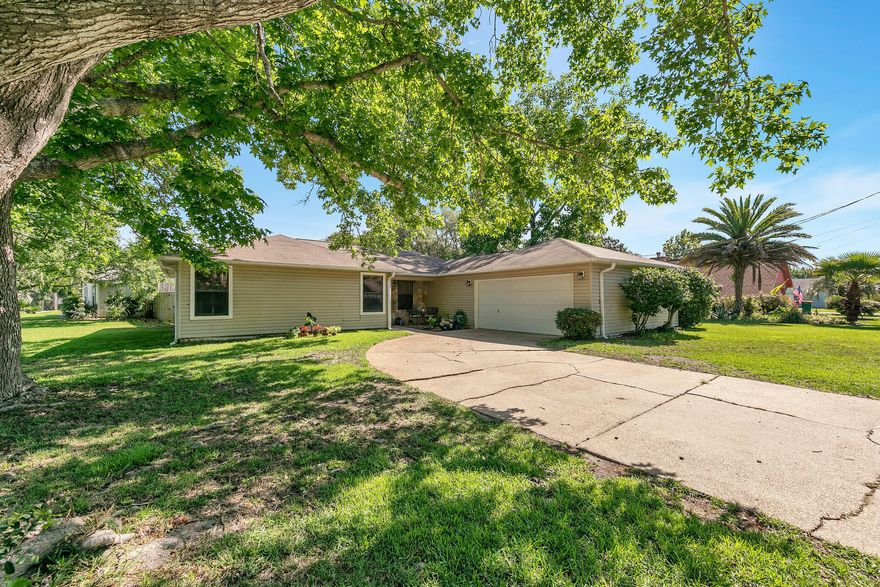 -UNDER CONTRACT, ACCEPTING BACKUP OFFERS-Prime location in the heart of Destin! Just minutes to Destin Elementary, Joe's Bayou, and the Destin Harbor. 3 beds/2 baths all on one level with stone fireplace and attached 2 car garage. Spacious corner lot features mature trees and fully fenced back yard.