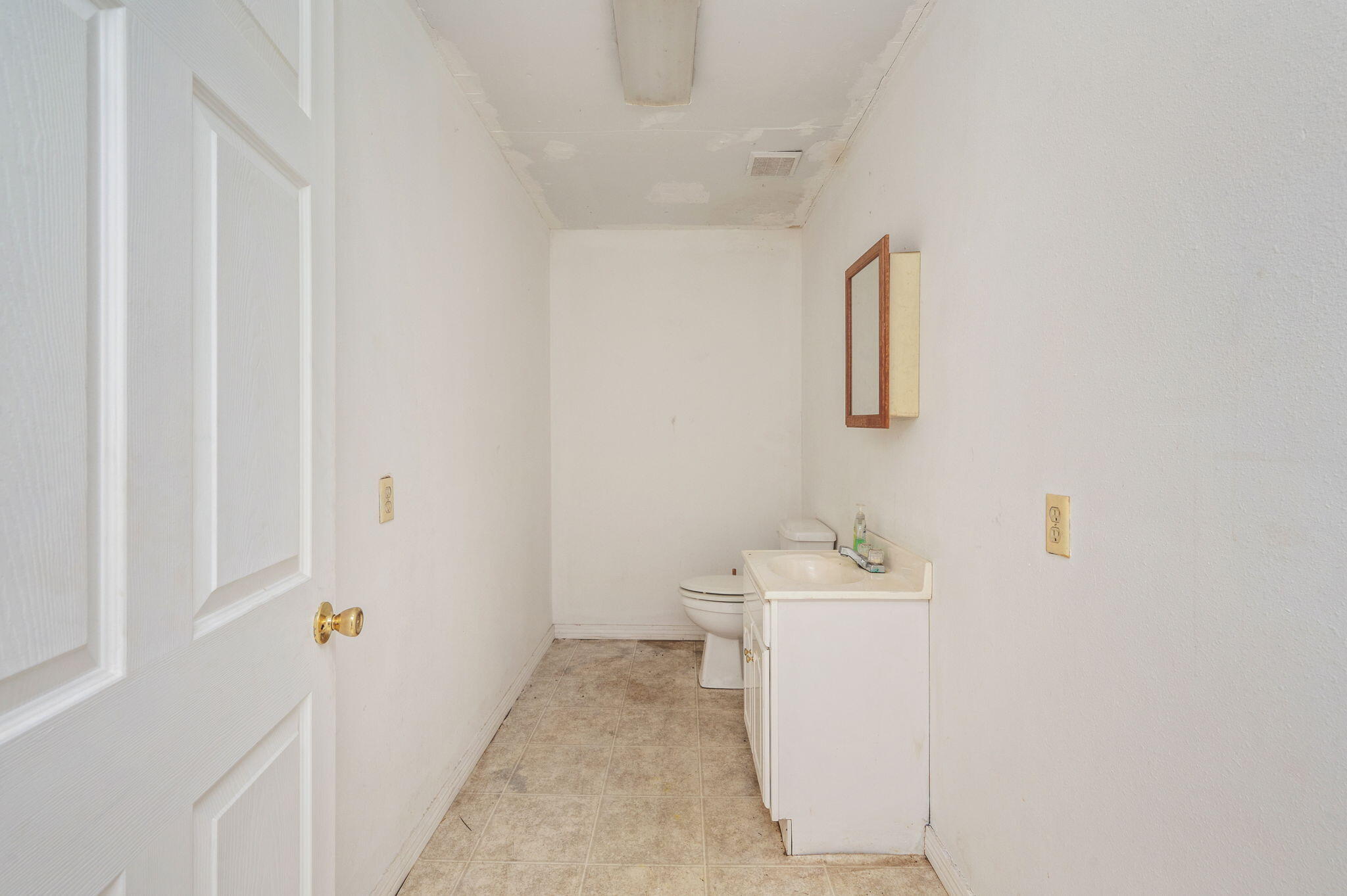 Main image without alt text