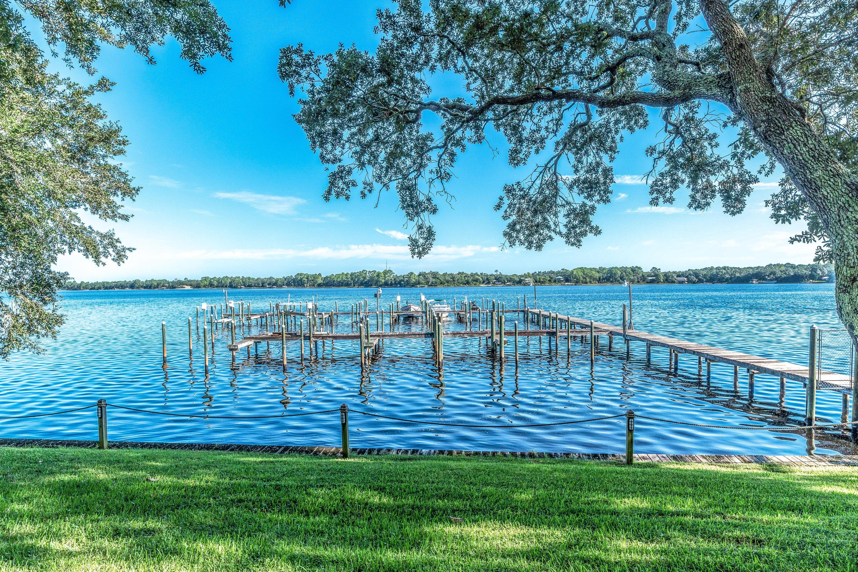 HIDDEN BAY VILLAGE - Residential