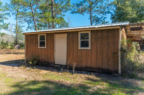 A home in DeFuniak Springs
