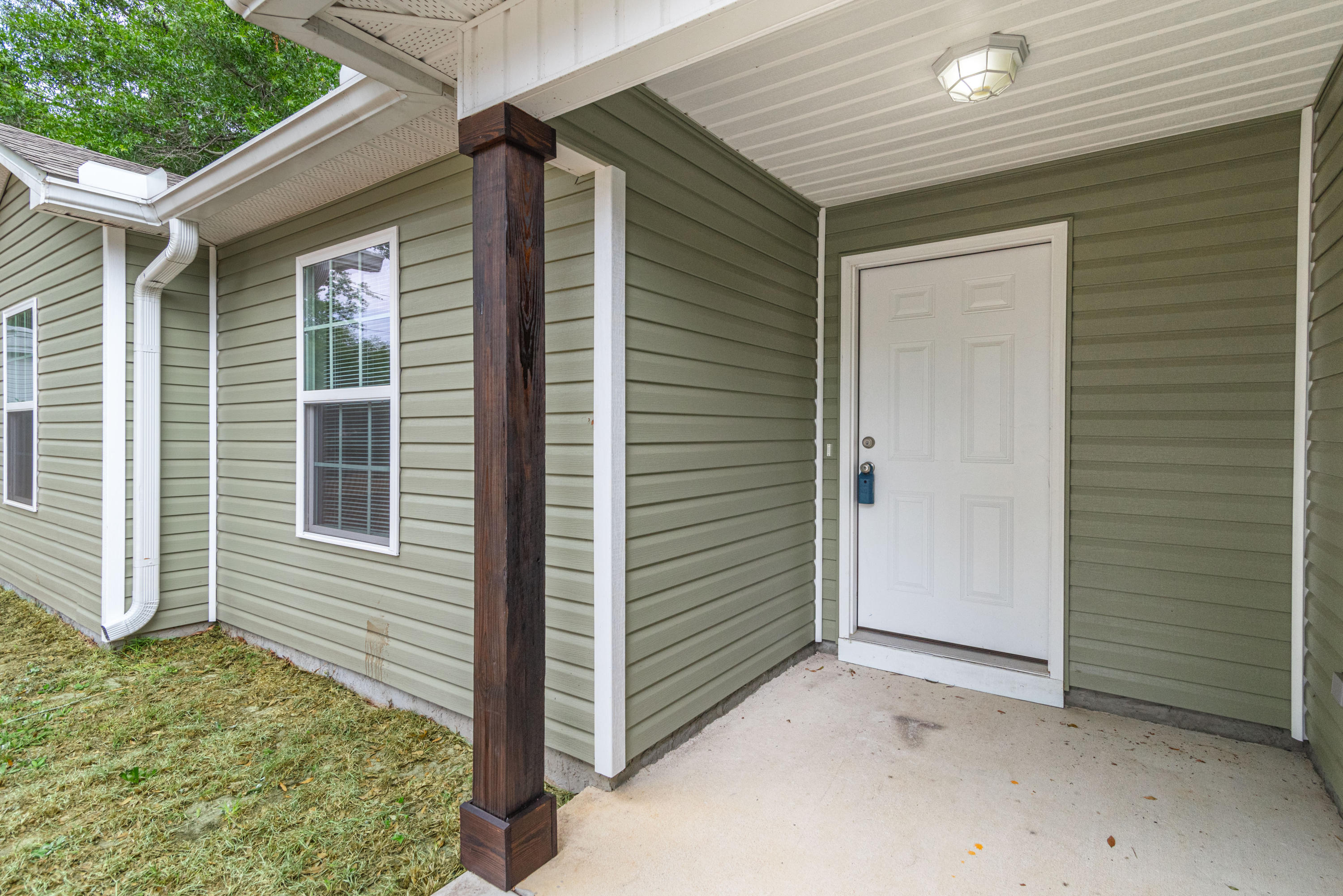 SHOAL TERRACE EST LOT 8 BLK A - Residential