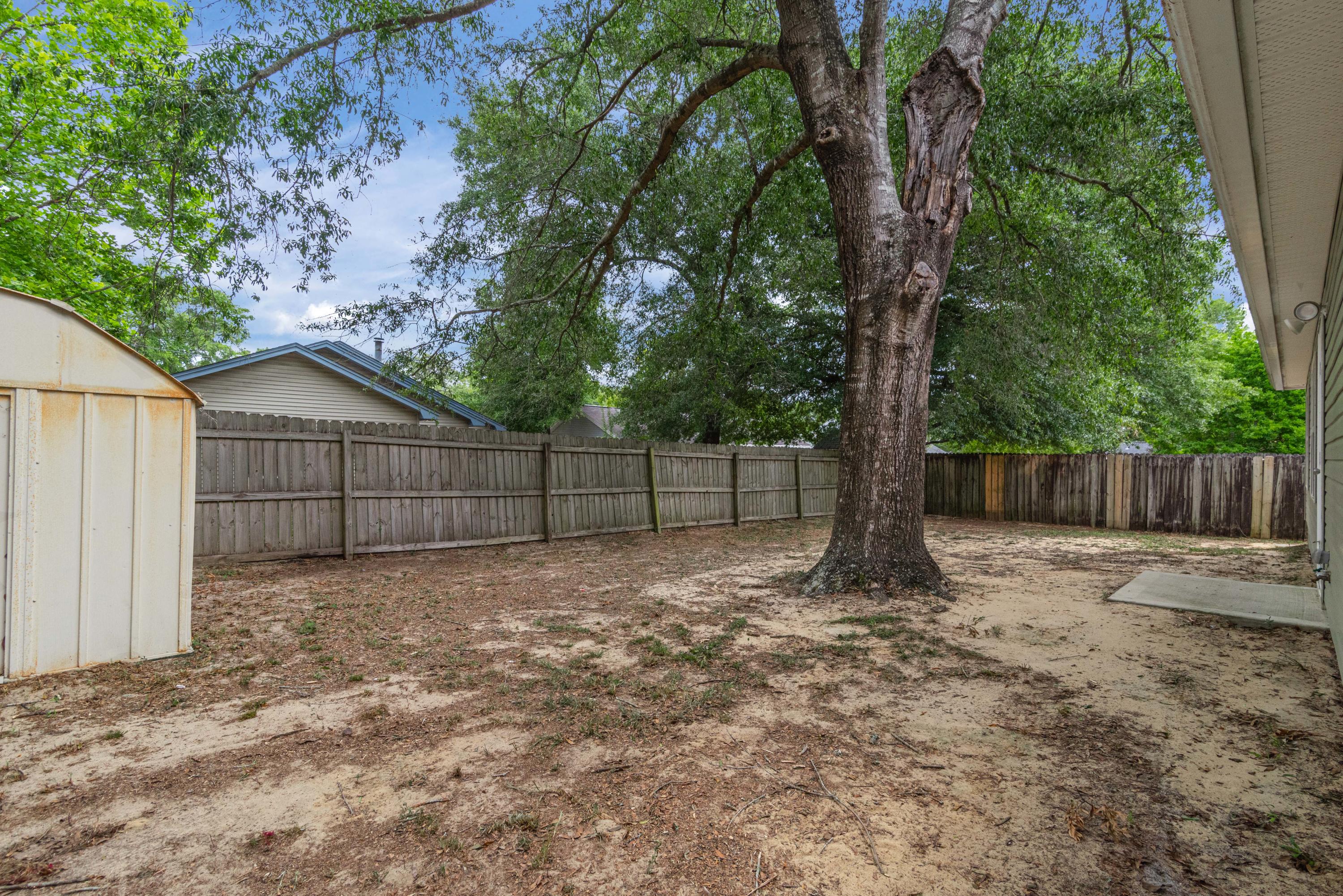 SHOAL TERRACE EST LOT 8 BLK A - Residential