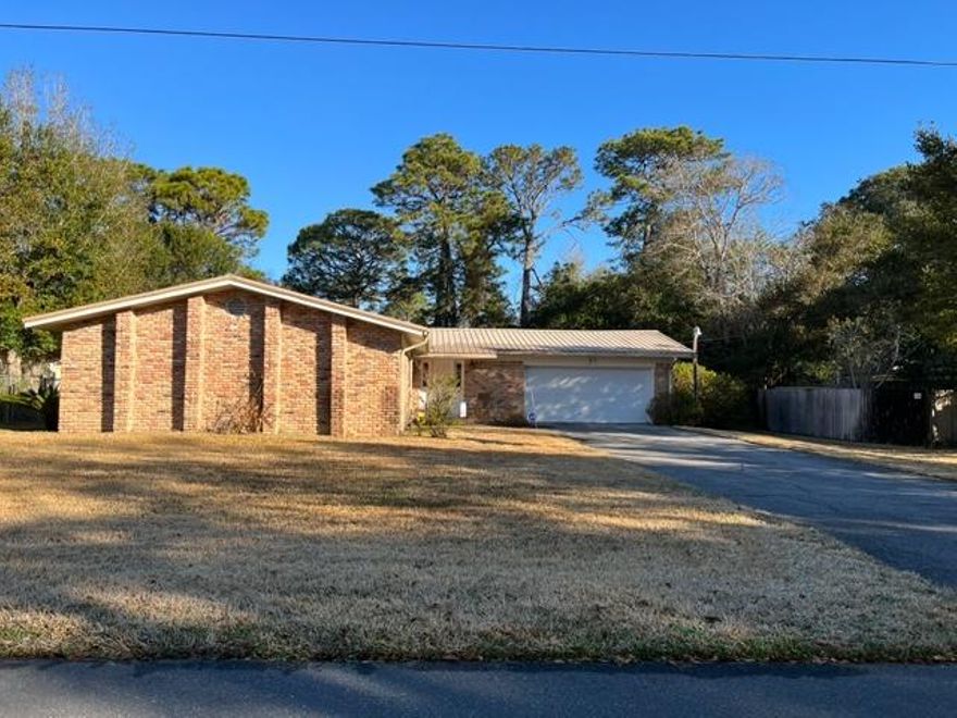 One owner Home in Poquito.  4 bedrooms 2 baths with metal roof.  3 living spaces, fireplace, large bedrooms and more.   Poquito offers public boat launch, Elementary School and public park with play ground equipment. House has aluminum wiring.