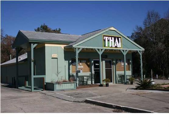 Detached restaurant building with existing tenant