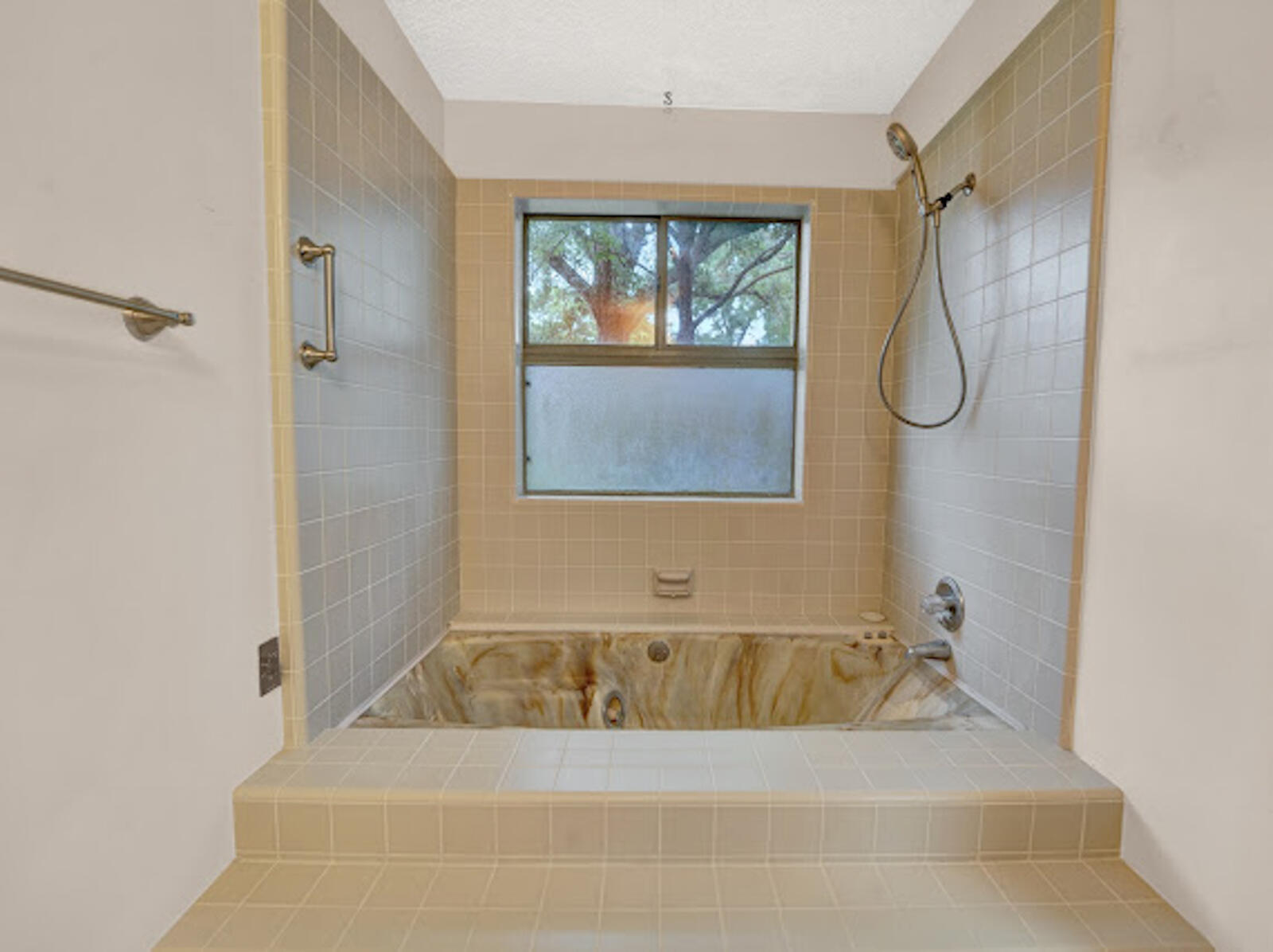 LE CHATEAU - Residential