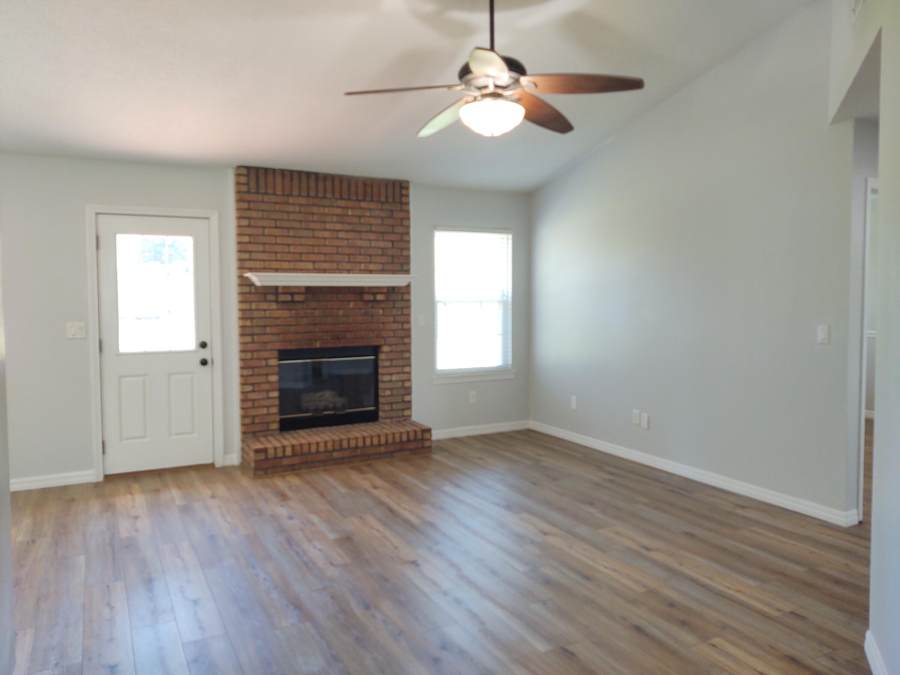 VALPARAISO PINECREST 6 - Residential Lease