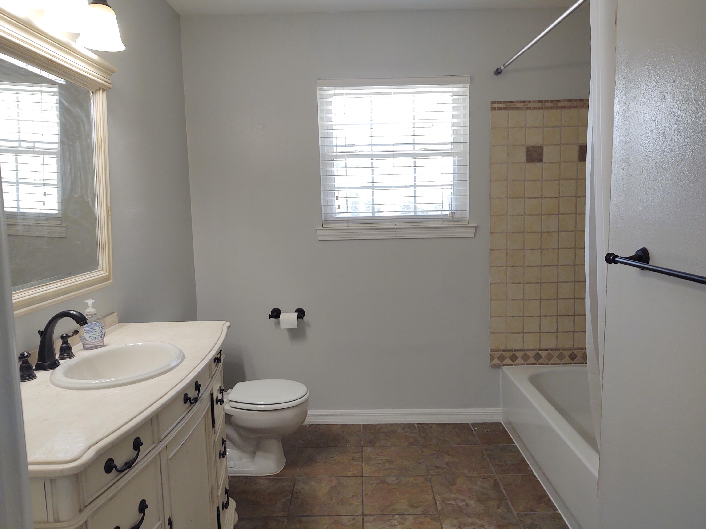 VALPARAISO PINECREST 6 - Residential Lease