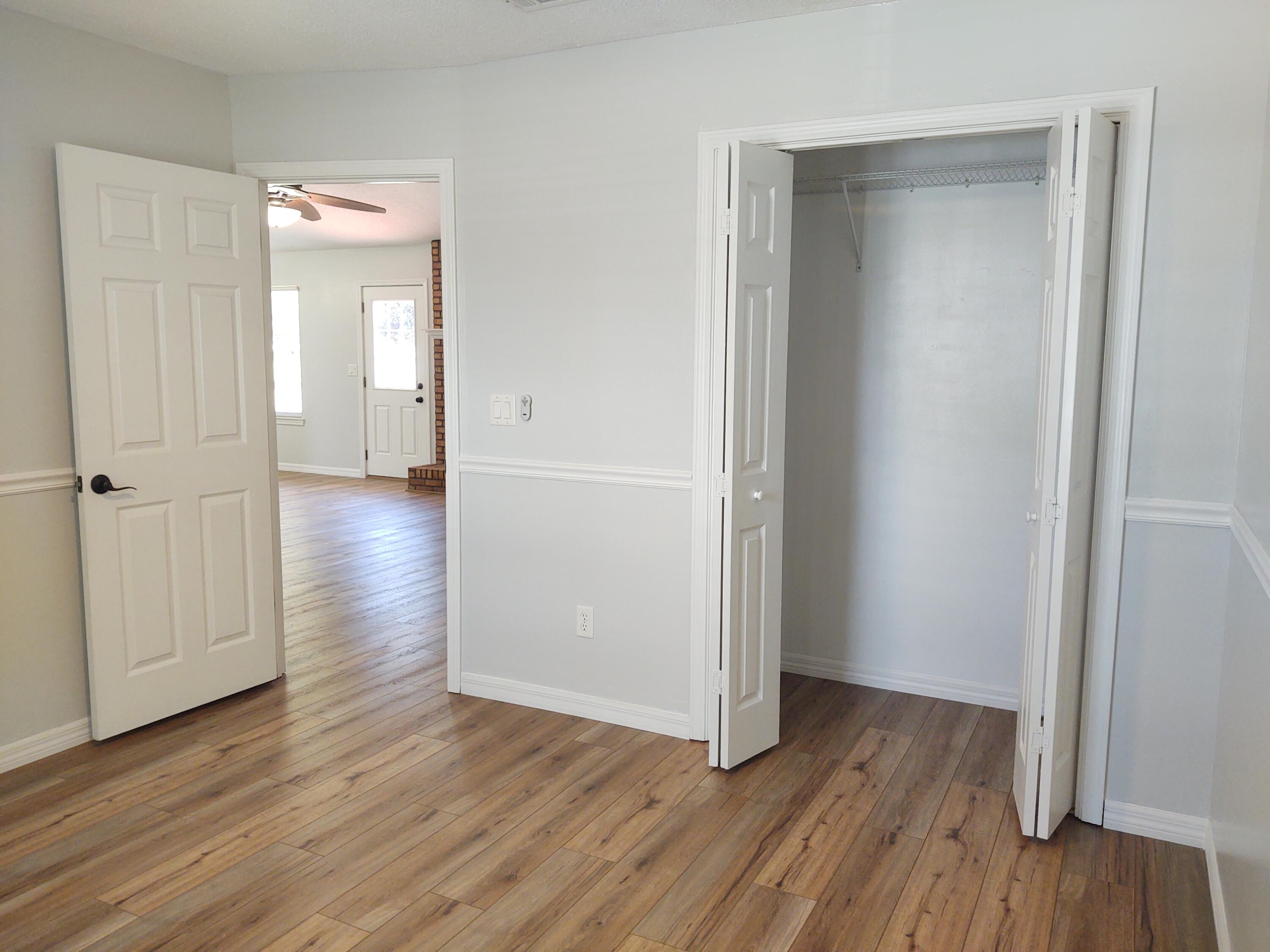 VALPARAISO PINECREST 6 - Residential Lease