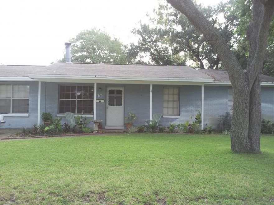 Adorable, cozy, solid home with 4th bedroom that can be used as a home office This home is in a well established neighborhood. Living area is open to kitchen for easy entertaining. This cute home is waiting for you! You will love the evening walks to the mall or park. Plenty of room to park a boat or RV. Conveniently located near Eglin Air Force Base, Hurlburt Field, Duke Field, Army Ranger Camp, Northwest Florida State College. Shopping and local attractions within 1/2 mile. Schools are within walking distance, Edwins Elem, Bruner Middle, Silver Sands and Fort Walton Beach High School. Public boat slip less than a mile away. Beaches are also within 5 minutes.Welcome Home!