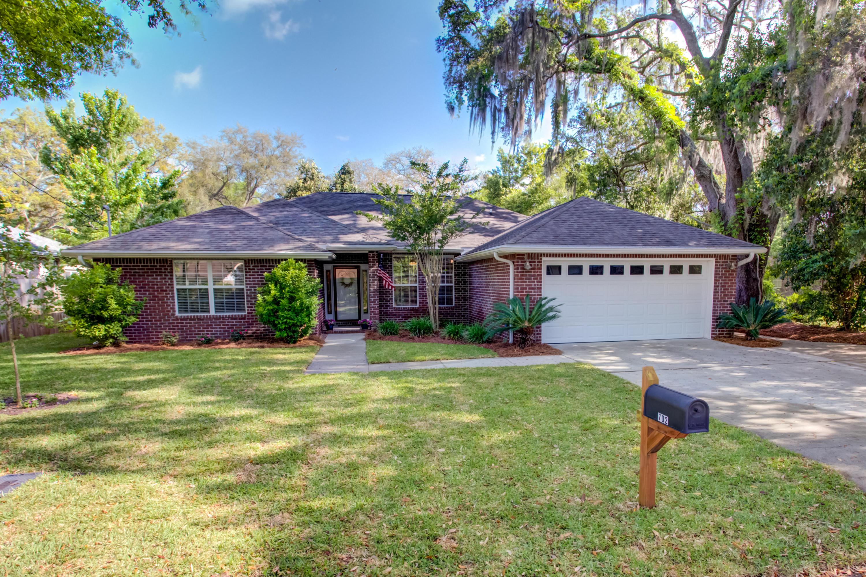 MOVE IN READY! RIGHT IN THE HEART OF NICEVILLE! THIS IMMACULATELY MAINTAINED HOME OFFERS AN OPEN, SPLIT BEDROOM FLOORPLAN HIGHLIGHTED WITH SPACIOUS VAULTED CEILING LIVING AREA THAT EXTENDS LIVING AND ENTERTAINING TO ACCESS REAR PORCH. SPACIOUS MASTER SUITE HAS TREY CEILING DETAIL AND HUGE WALK-IN CLOSET IN MASTER BATH.BEAUTIFUL KITCHEN WITH PLENTY OF STORAGE SPACE AND CASUAL DINING SPACE AS WELL AS RAISED BAR AREA,GRANITE COUNTER-TOPS AND PANTRY. TWO ADDITIONAL BEDROOMS ALSO HAVE WALK-IN CLOSETS. THE HOME HAS A PRIVACY FENCE AND EXTRA CONCRETE PAD PARKING AREA IN FRONT.TREES HAVE BEEN FRESHLY PRUNED AND BOTH FRONT AND BACKYARDS HAVE BEEN COMPLETELY RE- SODDED.COVERED PATIO FEATURES A NATURAL GAS GRILL HOOK-UP.WASHER AND DRYER HOOK-UP ALSO PLUMBED FOR GAS OR ELECTRIC.