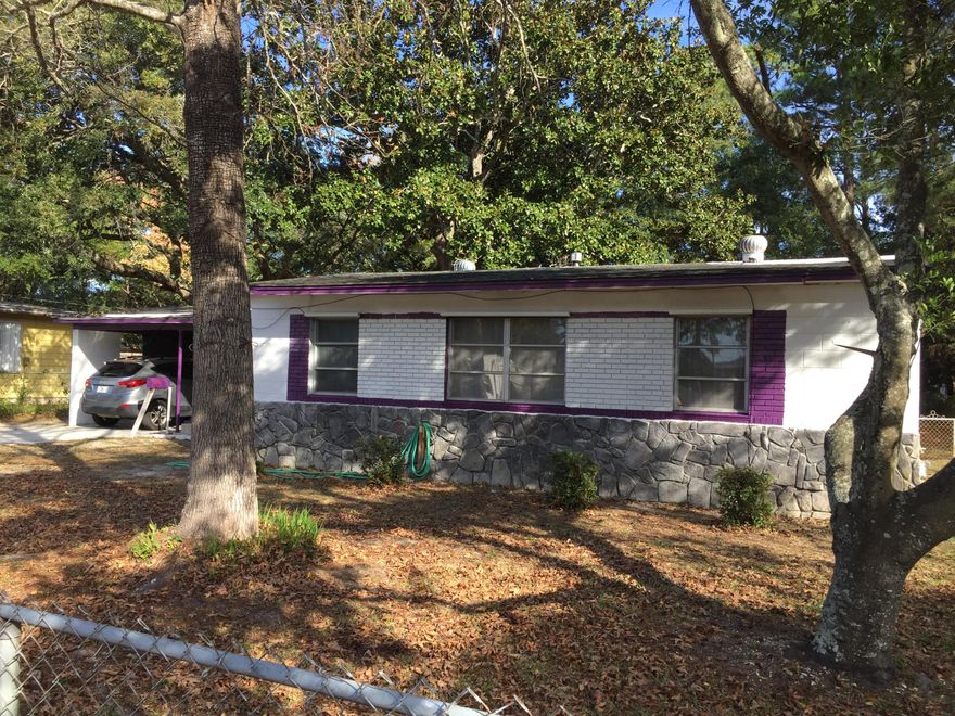 Investors! Classic cinder block home with large fully fenced yard.
This home is being offered AS IS and will not qualify for financing, as it needs roof. New HVAC inside and out in 2016. Hot water heater with ProFlo in 2012. Lots of potential for a cute little home close to the beach and all that downtown has to offer!