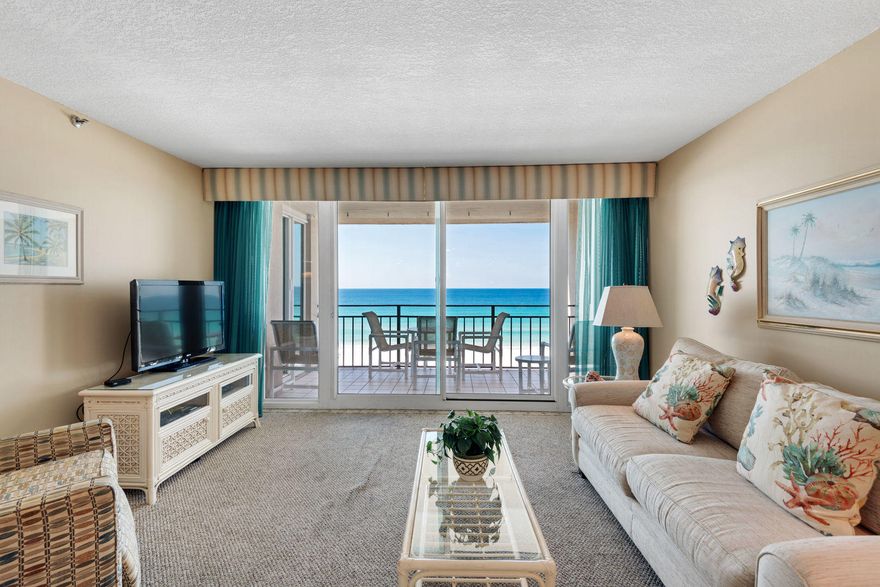 Ideal 6h floor unit with 3 bedrooms 2 full baths directly on the Gulf of Mexico.
Breakers is a well maintained complex with its own front desk, security and maintenance, As well as 2 pools and tennis courts. Kitchen boasts Quartz Counters and stainless appliances.