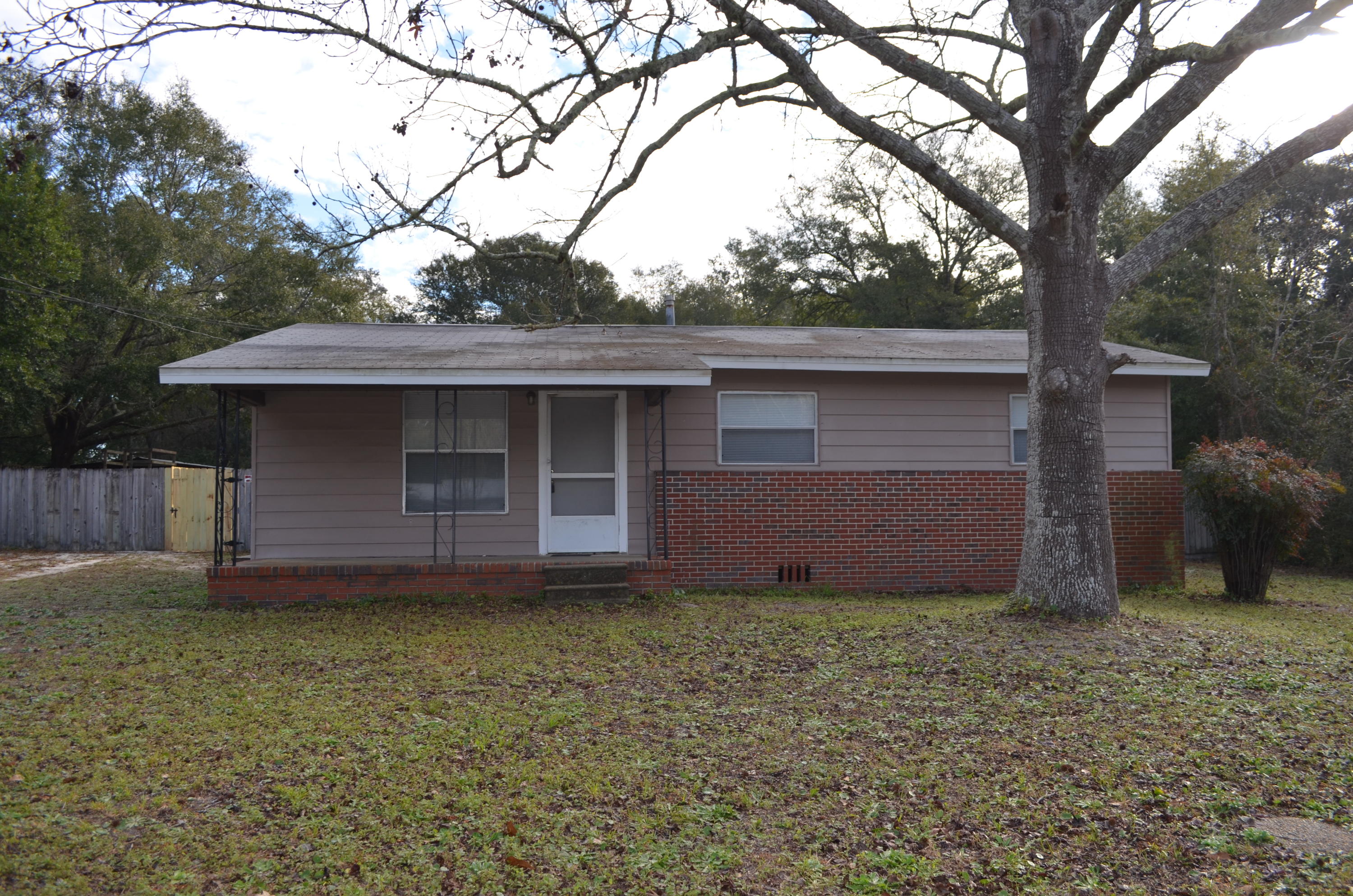 Cozy single family home, centrally located in Fort Walton Beach, near shopping, restaurants and schools. Walk in closet in master bedroom! Call the office today to schedule a showing.