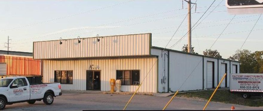 Traffic Count 29,500 - Will Lease, 3 12'x16' dock high loading doors - Eave height 18' Clear Space 22' - 2,000 square feet showroom with office with 2 bathrooms -Includes large fenced storage area in the rear - 5,800 SqFt Warehouse- 132 Ft Frontage on 0.753 Acres.