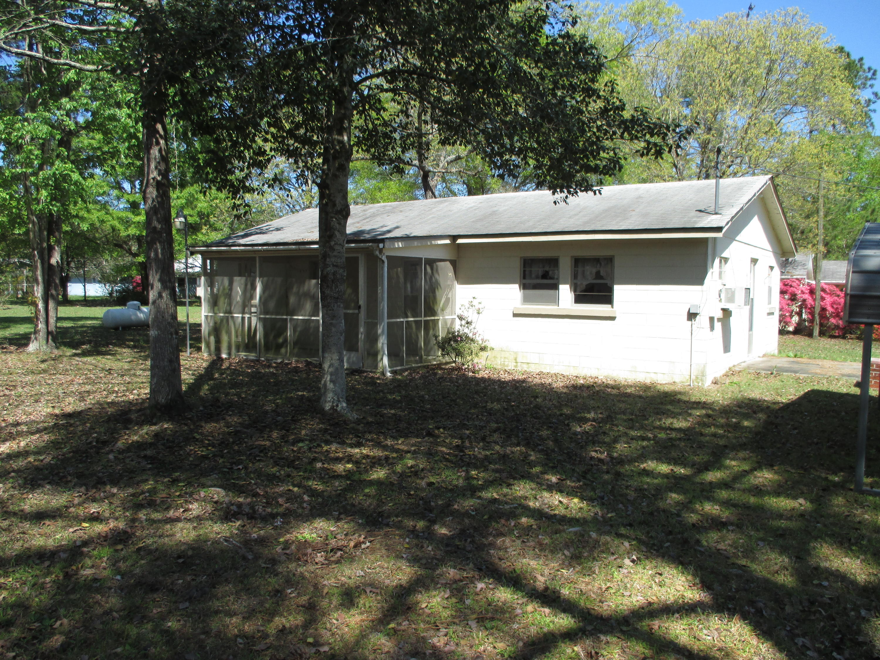 Nice block home in the country. Located in a communal area. Seller has not lived in home and has no knowledge of septic tank location. Buyer to verify any important information.