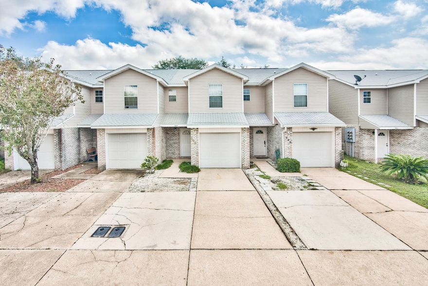 Move-in ready townhome close to Hurlburt field. The home has new cabinets, newer HVAC, Water Heater and Roof. It has been very well maintained with spacious bedrooms. A very rare opportunity to own a townhouse with a 1 car garage below 150k!