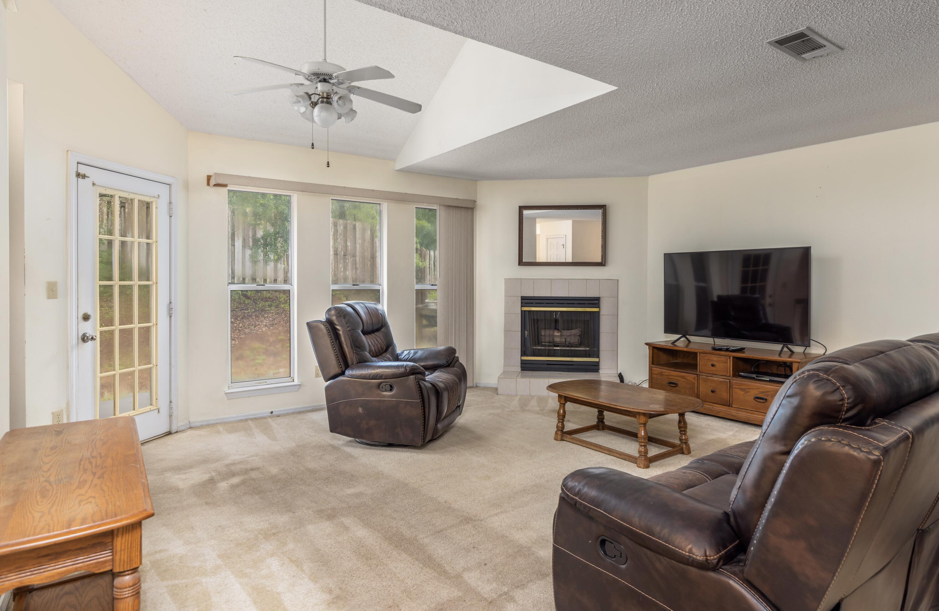 COLLEGE OAKS - Residential