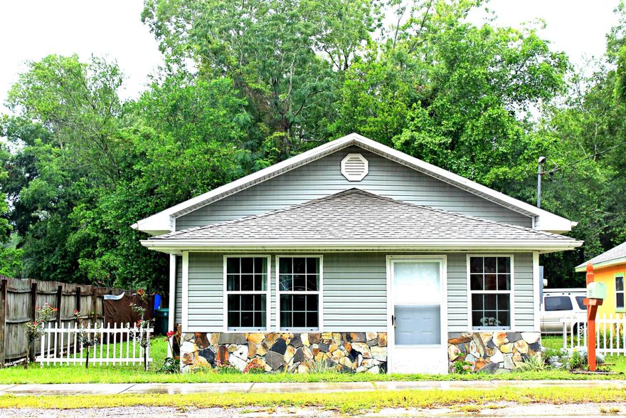 Charming home very close to the Historic District of DeFuniak Springs! House has been completely remodeled with new roof in 2017. This home offers an open floor plan with 3 bedrooms 2 full bath. The seller has added an addition onto the home that includes an additional 220 square feet. This home is just a short walk to Lake DeFuniak.