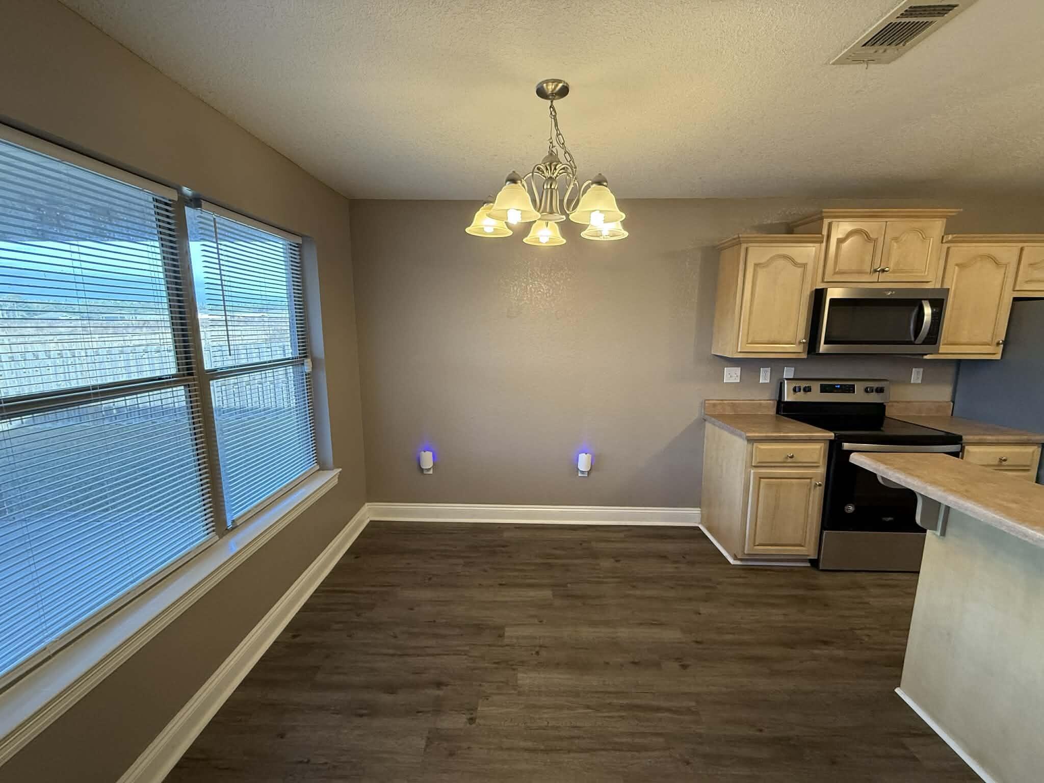 WHITE OAK ESTATES - Residential Lease