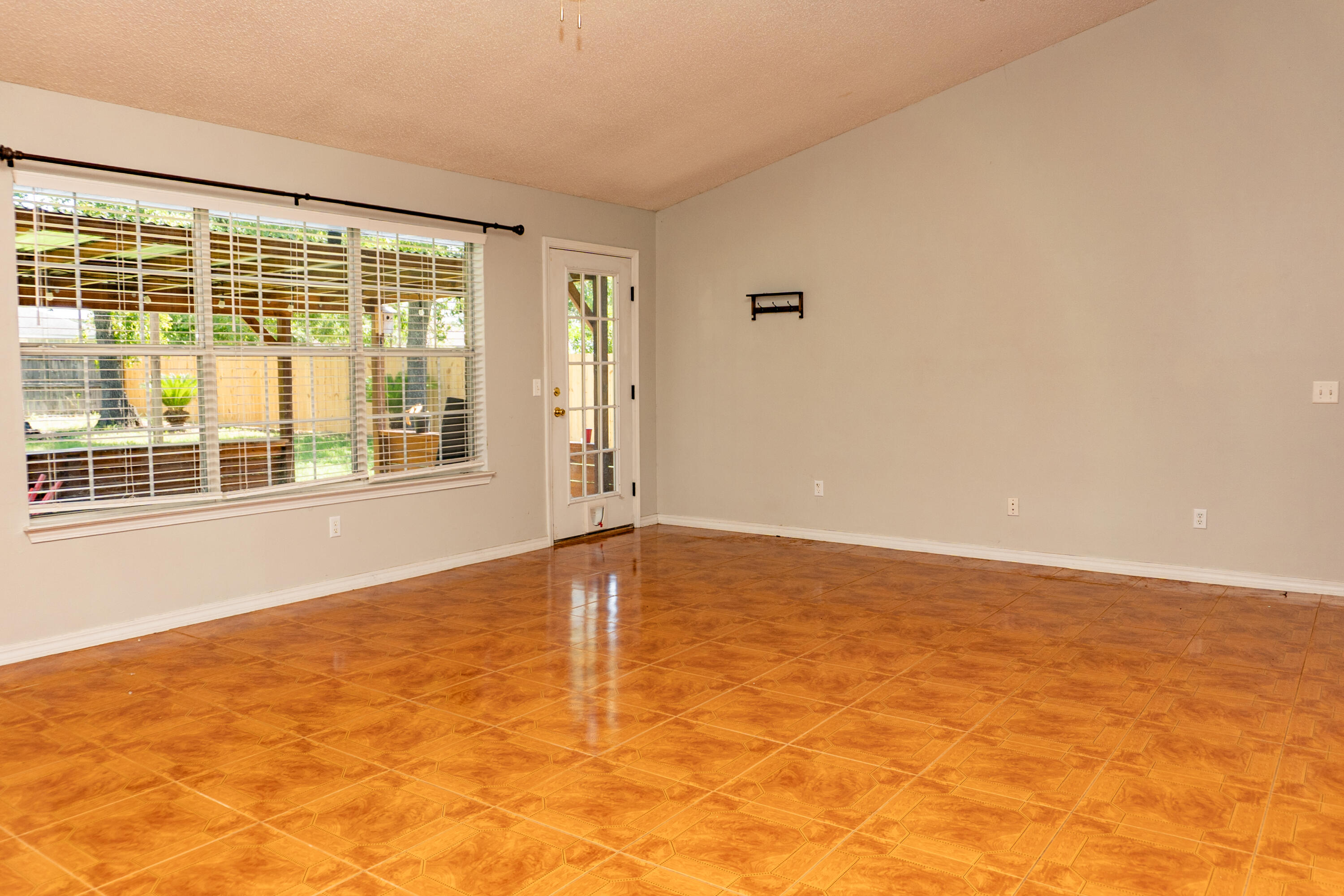 CHEROKEE BEND S/D PH 2 - Residential Lease