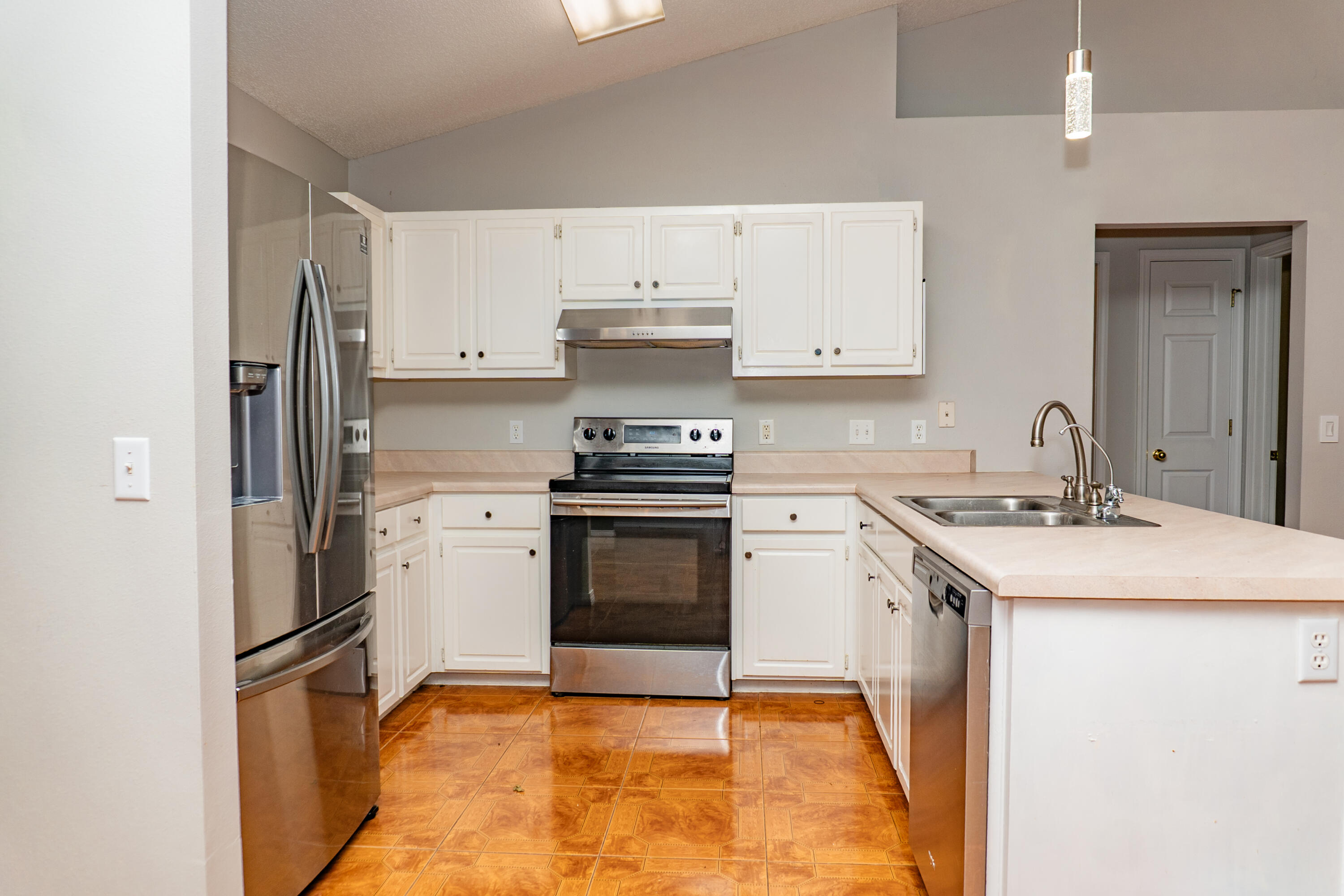 CHEROKEE BEND S/D PH 2 - Residential Lease