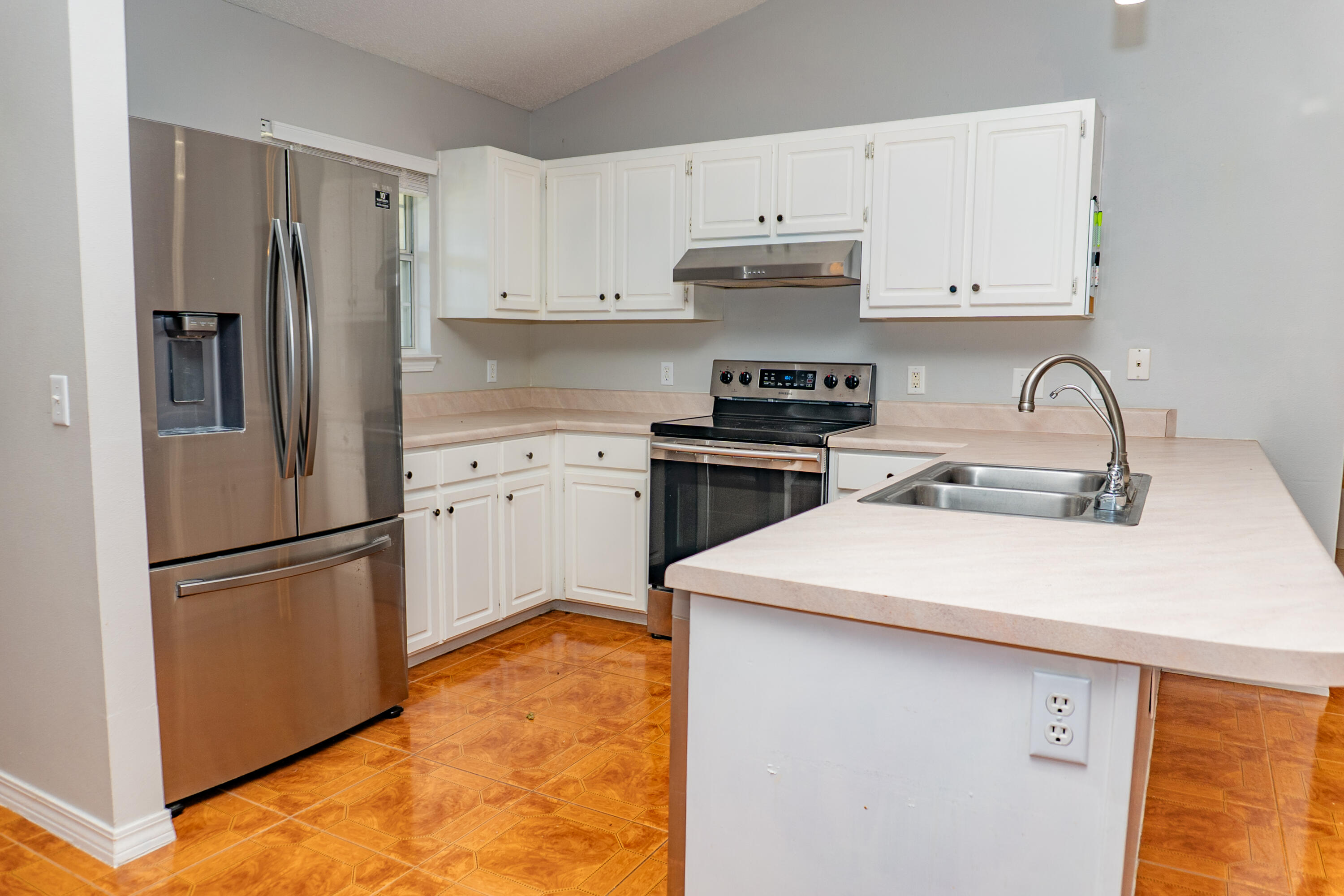 CHEROKEE BEND S/D PH 2 - Residential Lease